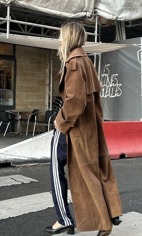 Brown Suede Coat Outfit, Luxury Long Suede Coat, Suede Trench Coat Street Style, Chic Brown Suede Outerwear, Luxury Brown Suede Outerwear, Cowgirl Photoshoot, Fits Inspiration, Suede Coat, Suede Jacket