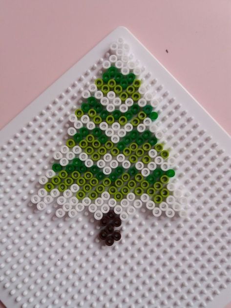 Melty Beads Ideas Christmas, Hamma Beads Ideas Christmas, Fuse Bead Ornaments, Pyssla Christmas Ideas, Iron Beads Christmas, Perler Beads Christmas Ideas, Christmas Tree Perler Beads, Pyssla Ideas Christmas, Winter Perler Bead Patterns