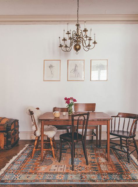 This Painter’s Baltimore Home Embodies Vintage Ease | Design*Sponge Mismatched Dining Chairs, Mismatched Chairs, Woven Dining Chairs, Chic Dining Room, Interior Vintage, Ideas Hogar, Loft Design, A Rug, Dining Room Inspiration