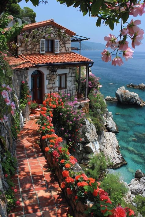 Italian Cottage Aesthetic, Italy House Italian Villa, Italian House Aesthetic, Italian Villa House, Spanish Cottage, Italian Cottage, Amalfi Coast Villa, Italy House, Italy Villa