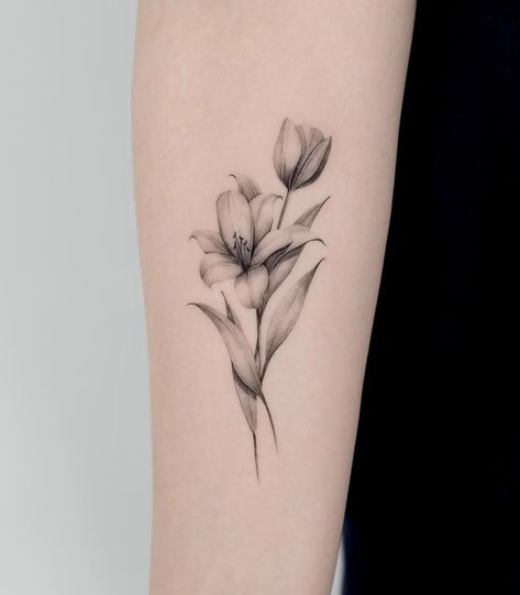 Calla Lily And Tulip Tattoo, Blooming Tulip Tattoo, Black Tulips Tattoo, Realistic Flowers Tattoo, Tulip And Lily Tattoo, Lily And Tulip Tattoo, Cool Wrist Tattoos For Women, Stem Flower Tattoo, Tulips Tattoo Design