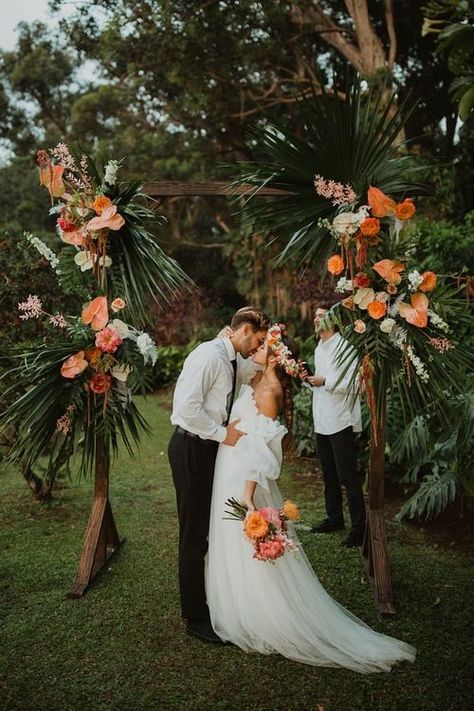 Hawaiian Wedding Themes, Oahu Wedding Venues, Mountain Ocean, Jungle Wedding, Tropical Wedding Theme, Hawaii Beach Wedding, Wedding Venues Hawaii, Tropical Wedding Inspiration, Tropical Bohemian