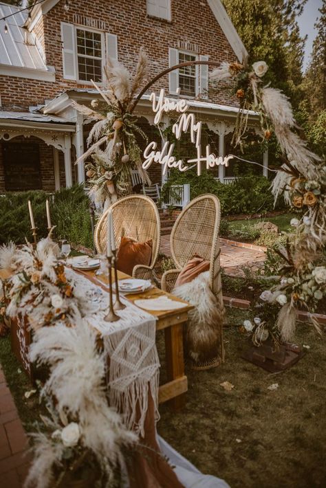 Get swept up in this Taylor Swift inspired wedding in Graeagle Tahoe on our wedding blog! | Are you thinking of planning a dreamy, forest wedding soon? Sarah and Sam's love for all things boho, vintage, and music came together in a lovely wedding planned by Jamison Events. Photos by Composing Reality. Dreamy Forest Wedding, Whimsical Boho Wedding, Bohemian Wedding Reception, Bridal Show Booths, Dreamy Forest, Family Style Table, Memory Table Wedding, Golden Hour Wedding, Sweetheart Table Wedding