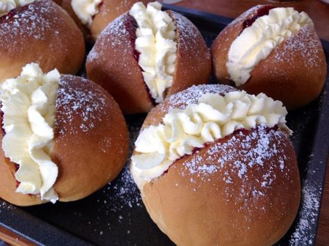 Devonshire Splits Recipe, Devonshire Splits, British Dinner, British Baking Show Recipes, Scones And Jam, British Breakfast, British Bake Off Recipes, Bread Head, Cream Bun