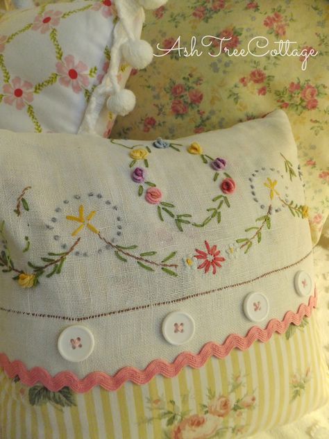 Repurposed Linens, Quilt Pillows, Vintage Embroidery Patterns, Stump Work, Sew Crafts, Handkerchief Crafts, The Pillows, Tree Cottage, Pretty Pillows