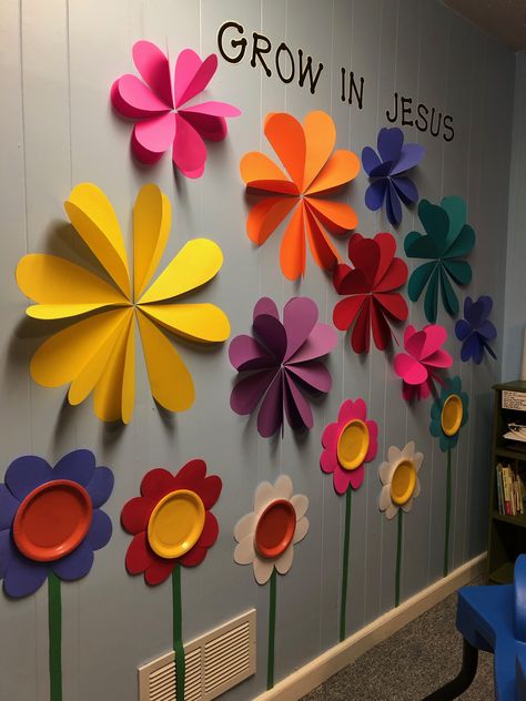 Spring School Decorations, Giant Vase, Spring Classroom Decorations, Sunday School Classroom, Spring Classroom, Spring School, Preschool Classroom Decor, Vase Display, Making Flowers