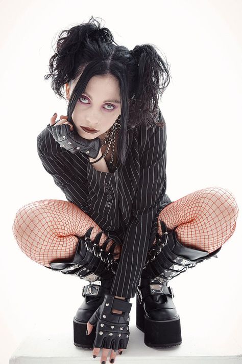 Goth Poses Drawing, Human Refrences Pose Drawing, Gothic Poses Fashion Photography, Refrences Photos Female Aesthetic, Punk Art Reference, Punk Pose Reference Drawing, Punk Reference Photo, Pose Reference Photo Anatomy Dynamic, Goth Fashion Photography