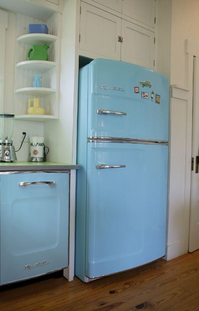 Here’s a great retro cottage kitchen with a new retro dishwasher Big Chill Appliances, Retro Kitchen Appliances, Vintage Fridge, Retro Refrigerator, Vintage Style Kitchen, Retro Appliances, Retro Fridge, Vintage Appliances, Farmhouse Inspiration