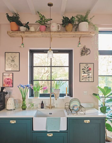 Barn Extension, Pink Kitchen Walls, Pink Kitchen Cabinets, Light Pink Walls, Boho Kitchen Ideas, Layout Kitchen, Pink Kitchen Decor, Makeover Kitchen, Cabinets Makeover