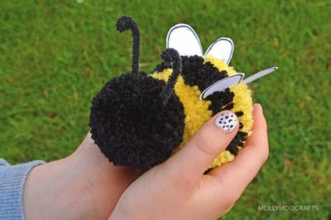 Bumble Bee Crafts For Toddlers, Bumble Bee Crafts, Bumble Bee Craft, Pom Pom Animals, Bumble Bee Art, Diy Pom Pom, How To Make A Pom Pom, Bee Party, Pom Pom Crafts