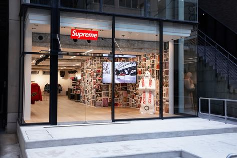 Supreme is a store that is for skateboarders, but lately it is for everyone that either wants to resell the clothing and items or wear them. Going to the store can be an experience to wait in line to get a release. Supreme Store, Looks Rihanna, Luxury Clothing Brands, Small Restaurants, High Fashion Branding, Japan Store, Fukuoka Japan, British Fashion Awards, Expensive Clothes