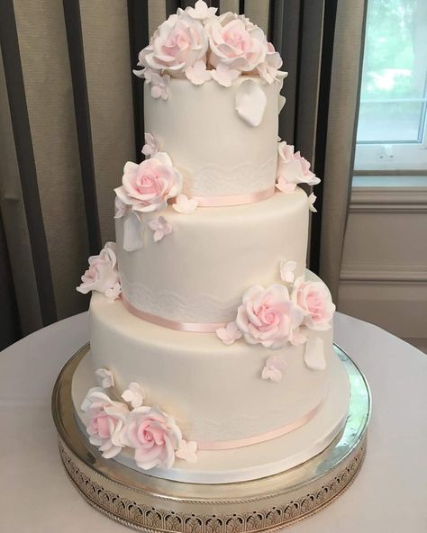 Rose Design Cake, Wedding Cake Simple Elegant, Fancy Wedding Cakes, Blush Pink Roses, Wedding Cake Cookies, Dream Wedding Cake, Classic Wedding Cake, Design Cake, Amazing Wedding Cakes