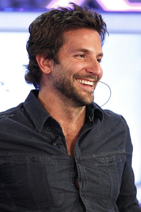 Love his smile... Bradley Cooper Hangover, Phil Wenneck, Bradley Cooper Hair, Best Undercut Hairstyles, Brad Cooper, Jennifer Esposito, The Hangover, Beard Hairstyle, Cool Hairstyles For Men