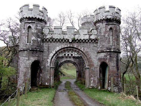 Small Castles, Castle Gate, Chateau Medieval, Castle Tower, Abandoned Castles, Scotland Castles, Castle House, Castle Designs, Castle Ruins