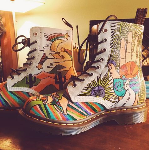 DIY DOC'S: MOLLIE TUGGLE - Dr. Martens Blog Painted Boots Diy Ideas, Painted Doc Martens, Doc Martens Outfit Grunge, Doc Martins Shoes, Painted Boots, Art Boots, Doc Martens Outfit, Diy Sneakers, Outfits With Converse