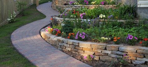 Garden Design Pictures, Sloped Backyard Landscaping, Sloped Yard, Sloped Backyard, Landscaping Retaining Walls, Tiered Garden, Hillside Landscaping, Sloped Garden, Home Landscaping