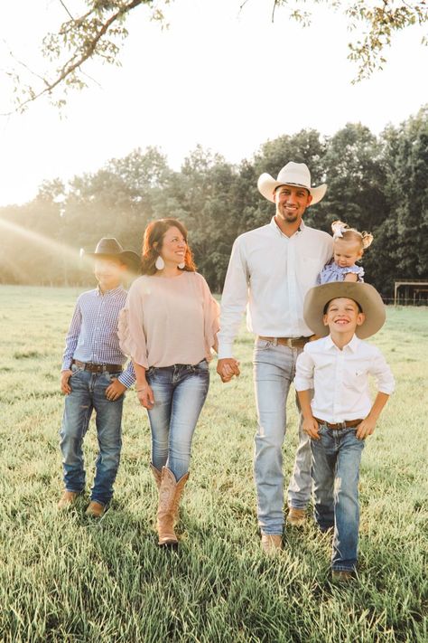 Family Pictures Cowboy Boots, Western Family Photoshoot Outfits, Family Photo Outfits Western, Family Western Photoshoot, Western Fall Family Pictures, Family Country Photoshoot, Western Family Pictures Outfits, Western Family Photoshoot, Country Family Pictures