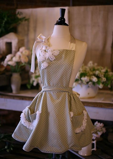 Beautiful apron idea! Pretty Apron, Fashion Apron, Ruffle Leggings, Craft Apron, Cool Aprons, Retro Apron, Domestic Goddess, Cute Aprons, Sewing Aprons