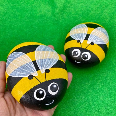 Bowling Ball Art, Bee Rocks, Beach Rock Art, Crafts 2024, Painted Pavers, Ladybug Rocks, Garden Rock Art, Mandala Painted Rocks, Stone Art Painting