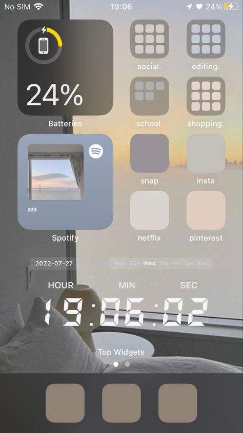 Self Care Iphone Layout, Simple Aesthetic Homescreen Layout, Hone Screen Ideas Iphone Aesthetic, 1os 16 Homescreen, Simple Phone Setup, Aethstetic Home Screen, Boyfriend Homescreen Ideas, Apple Widget Ideas, Homescreen Simple Layout