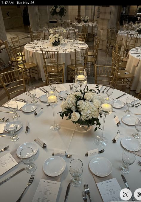 Round Table Wedding Set Up, Simple Wedding Reception Table Decor, Round Wedding Table Centerpieces, Wedding Table Settings Round, Round Wedding Table Decor, Round Table Centerpieces Wedding, Classic Wedding Aesthetic, Classic Wedding Reception, Simple Wedding Reception