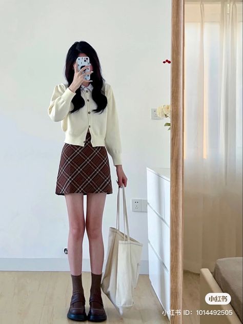 Caro Skirt, Korea Skirt Outfit, Red Skirt Outfit Korean, Aline Skirt Outfit, Korean Outfits Skirts Short, Korean Mini Skirt Outfit, Cardigan And Skirt Outfit Korean, Japan Autumn, Race Outfit