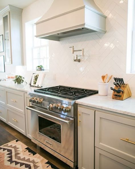 Kitchen essential tips + picks on Beckiowens.com today! Love these kitchen details -- light gray cabinets, marble + herringbone combo via @southernweddings Backsplash Herringbone, Backsplash With White Cabinets, Fixer Upper Kitchen, Light Gray Cabinets, Herringbone Backsplash, New House - Kitchen, Classic Kitchen, Kitchen Redo, Trendy Kitchen