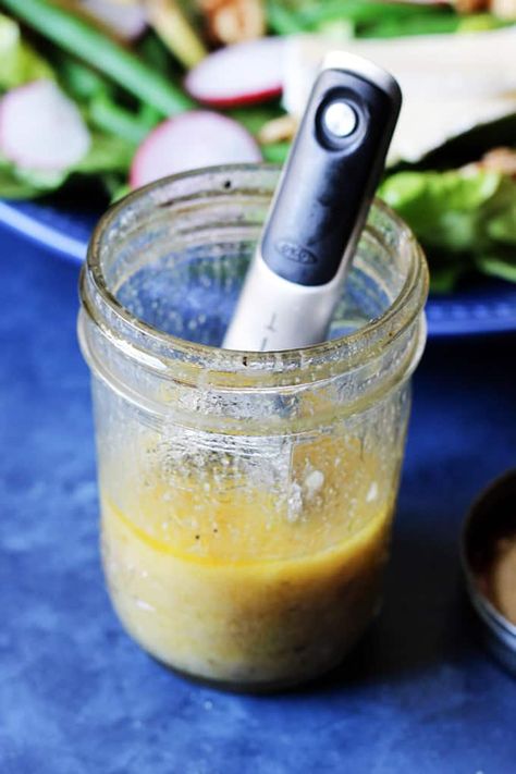 Shallot Dijon Vinaigrette, Simple Vinegrette Salad Dressing, French Vinegrette Recipe, Vinegrette Dressing, Homemade French Dressing, French Dressing Recipe, French Salad Dressing, Eating European, French Lunch