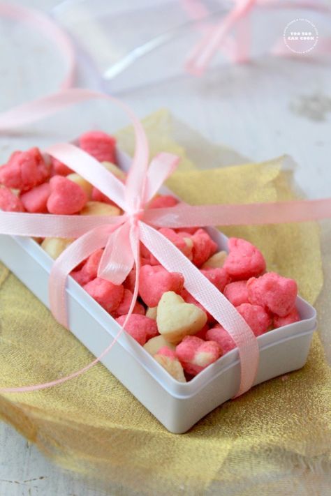 10 HEART SHAPED SWEETS AND TREATS Christmas Edible Gifts, Cookies Heart Shaped, New Year Recipes, Cookies Heart, Valentines Recipes Desserts, Pink Cookies, Valentine's Day Crafts For Kids, Paleo Recipes Easy, Cookie Swap