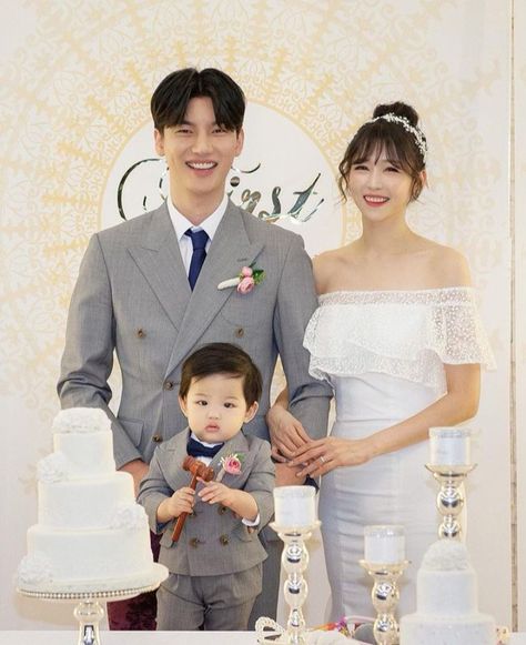 Cat Family Photo, Ide Scrapbook, Most Handsome Korean Actors, Couple With Baby, Nice Family, Newborn Photography Poses, Traditional Wedding Dresses, Cat Family, Diy Crafts For Home Decor