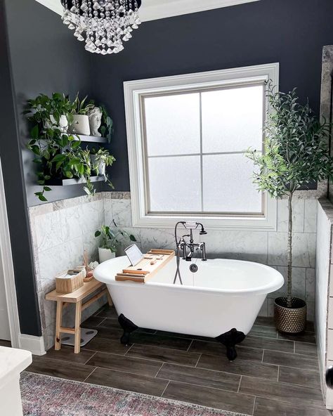 Dark Tile Floors, Charcoal Bathroom, Charcoal Walls, Double Bed Designs, Dark Bathrooms, Vintage Tub, Bad Inspiration, Living Room Loft, Bad Design