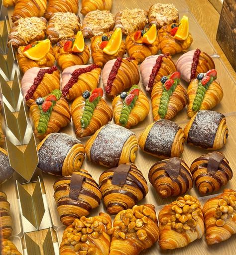 French Patisserie Shop, French Pastries Shop, Patisserie Shop, Food Presentation Plates, Pastry Display, Bakery Shop Design, Pastry Design, French Patisserie, Coffee Shop Aesthetic