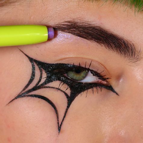 HOW TO: SPIDERWEB LINER (for anyone❤️) I used @halfmagicbeauty’s new Flik Eraser to show how easy it can be do to even the most graphic liner looks! *Not sponsored but I do work directly for the brand - Products used (*=gifted) - @halfmagicbeauty *Magic Flik liner, *Wing magician stencil, *Flik Eraser, *Eyelectric Mascara, *’Pretty Puddle’ Glitterpill, *Self adhesive face pearls, *’The Dreamies’ sparklestik @tartecosmetics shape tape concealer @maccosmetics studio fix powder • • • #halloweenm... Spiderweb Liner, Halloween Make Up Easy, Spiderweb Makeup, Face Pearls, Graphic Liner Looks, Easy Eyeliner, Liner Looks, Simple Eyeliner, Shape Tape Concealer