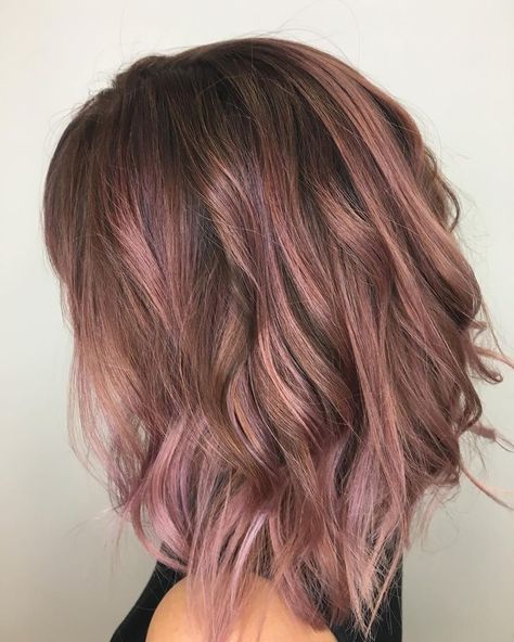 Rose Gold Hair Ombre, Rose Gold Hair Brunette, Underlights Hair, Gold Hair Colors, Hair Color Rose Gold, Costume Noir, Pink Highlights, Short Hair Balayage, Rose Gold Hair