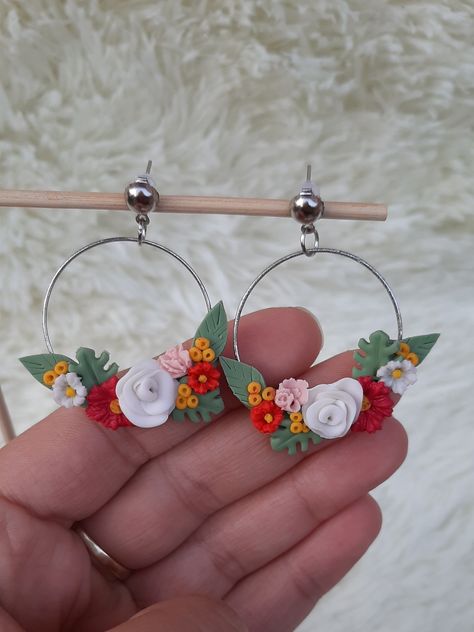 Polymer Clay Hoop Earrings, Clay Hoop Earrings, Flower Hoop Earrings, Wire Hoop Earrings, Clay Flower, Polymer Clay Flowers, Clay Ideas, Polymer Clay Art, Butterfly Flowers