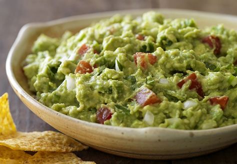 Best Guacamole Ever ~ So they claim, I haven't tried it yet. It makes a huge… Homemade Guacamole Recipe, Dash Diet Recipes, Best Guacamole Recipe, Grilling Menu, How To Make Guacamole, Easy Guacamole, Homemade Guacamole, Dash Diet, On The Border