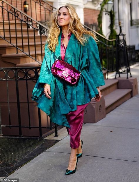 Sarah Jessica Parker looks chic in jewel tones while filming second season of And Just Like That | Daily Mail Online Sarah Jessica Parker Style, Carrie Bradshaw Outfits, Parker Outfit, Carrie Bradshaw Style, Cynthia Nixon, Sarah Jessica, And Just Like That, Sarah Jessica Parker, Carrie Bradshaw