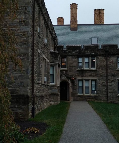 dark academia rainy aesthetic historically women's college Bryn Mawr College Aesthetic, Romanticizing College, Rainy Aesthetic, Romanticise Life, Bryn Mawr College, Middlebury College, Book Mood, College Vision Board, Night School