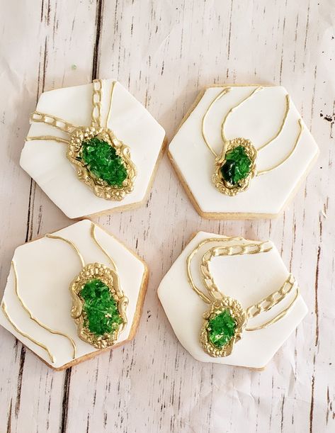 Cookies with fancy edible jewelry www.mykakesnstuff.com Elegant Royal Icing Cookies, Jewel Cookies, Geode Cookies, Edible Jewelry, Jewelry Cookies, Bridal Brunch Food, Bridal Cookies, Royal Iced Cookies, Geode Cake