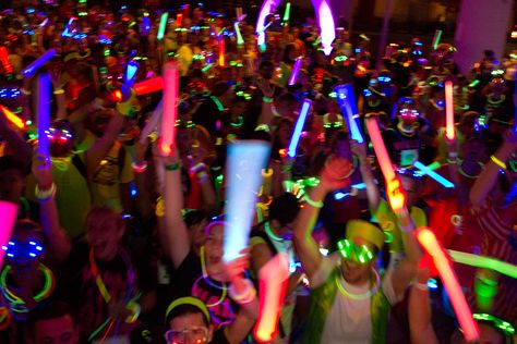 NEON FUN RUN, I want to do one Neon Party Day Time, Sorority Neon Theme, Neon Party Pictures, Neon Dance, Neon Rager Party, Neon Rave Decorations, Rave Party Ideas, Neon Party Themes, Neon Run