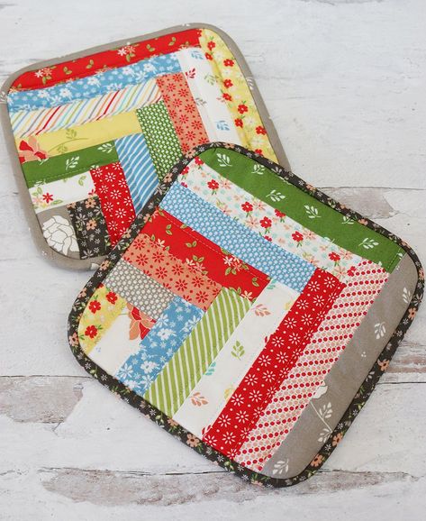 Easy Log Cabin Potholder Tutorial | Free Pattern Quilted Potholder Tutorial, Potholder Tutorial, Pot Holder Pattern, Quilted Potholder Pattern, Small Projects Ideas, A Quilting Life, Log Cabin Quilt Blocks, Binding Tutorial, Quilted Potholders