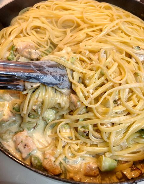 Fettuccine Alfredo With Chicken And Vegetables Fettuccine Alfredo With Chicken, Vegetable Combinations, Alfredo With Chicken, Linguine Recipes, Restaurant Style Recipes, Fall Vegetables, Delicious Pasta, Cheesy Sauce, Fettuccine Alfredo