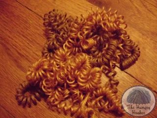 Tutorial for making curly hair from acrylic yarn. Yarn Doll Hair, Doll Hair Tutorial, Rag Doll Hair, Yarn Wig, Hair Yarn, Doll Making Tutorials, Dolls Hair, Yarn Dolls, Rag Doll Pattern