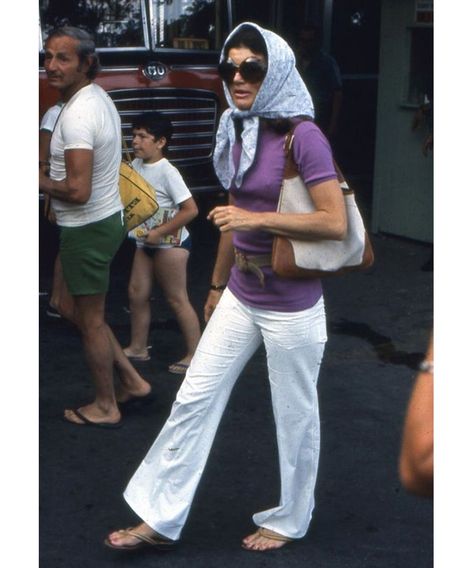 A timeless icon: the Jackie Bag by Gucci Jackie Bouvier, Gucci Bag Outfit, Jacqueline Bouvier, Carolyn Bessette, Aristotle Onassis, Jackie O Style, Gucci Vintage Bag, Nyc Fits, It Bag