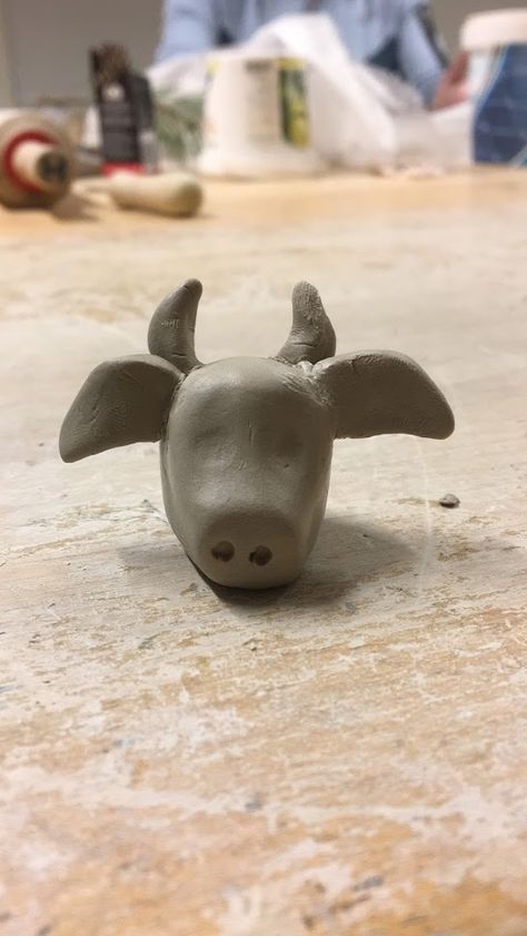 Ceramic cow head, fun and easy Ceramic Cows Pottery, Pottery Animals Easy, Cow Clay Sculpture, Cow Ceramics, Cow Pottery, Cow Sculpture, Clay Cow, Clay Pinch Pots, Ceramic Cow