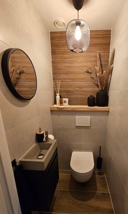 Sfeervol toilet ideeën: top 5 inrichting tips voor een sfeervol toilet - Sanidirect Small Downstairs Toilet Ideas Decor, Small Guest Toilet, Small Toilet Design Ideas, Guest Toilet Ideas, Tiny Toilet Room Ideas, Small Cloakroom Toilet, Cloakroom Toilet Ideas, Modern Toilet Design, Toilet Sink Combo