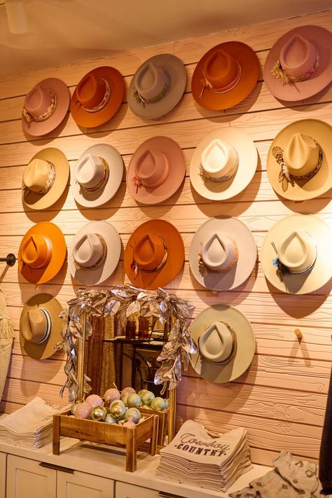 Shop Wide Brim just inside Hotel Drover. Boutique Store Displays, Gift Shop Displays, Cowboy Shop, Fort Worth Stockyards, Ranch House Decor, Hat Wall, Barn Interior, Diy Boho Decor, Boutique Display