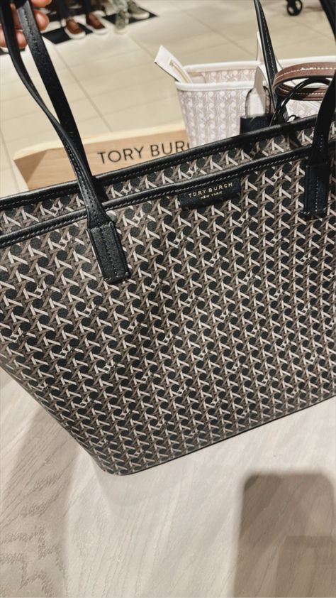 Luxury Trendy Tote Bag, Tory Burch Bag Aesthetic, Tory Burch Perry Tote Outfit, Tory Burch Tote Bag, Everyday Work Bag, Tory Burch Shopping Bag, Tory Burch Ella Tote, Tory Burch Bag Totes, Tory Burch Tote