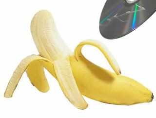 Handy Homemaker Tips Take scratches out of your CDs/DVDs using a banana Home Remedies For Asthma, 200 Calorie, Natural Conditioner, Banana Peel, Dr Oz, Banana Cream, A Banana, Household Hacks, Bananas