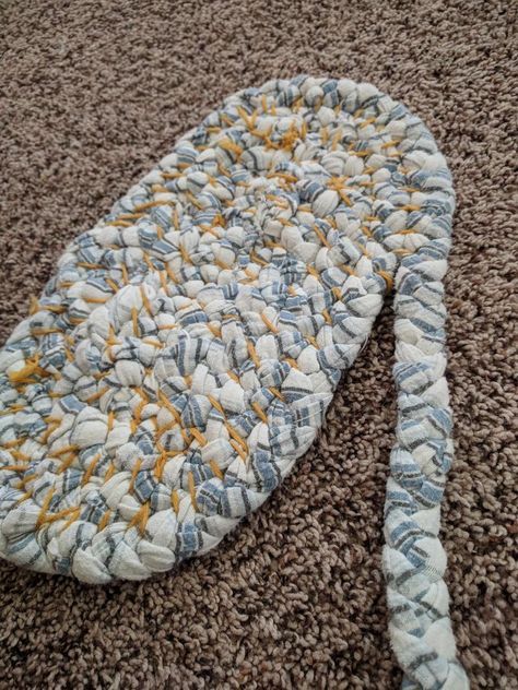 Braided Rag Rug Tutorial, Braided Rag Rug Diy, Braided Rug Tutorial, Hand Braided Rug, Rag Rug Diy, Yarn Tutorials, Homemade Rugs, Rug Diy, Rag Rug Tutorial